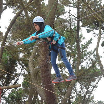 Freshman on ropes course